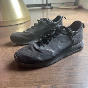 Men’s nike black 10.5 work sneakers like new